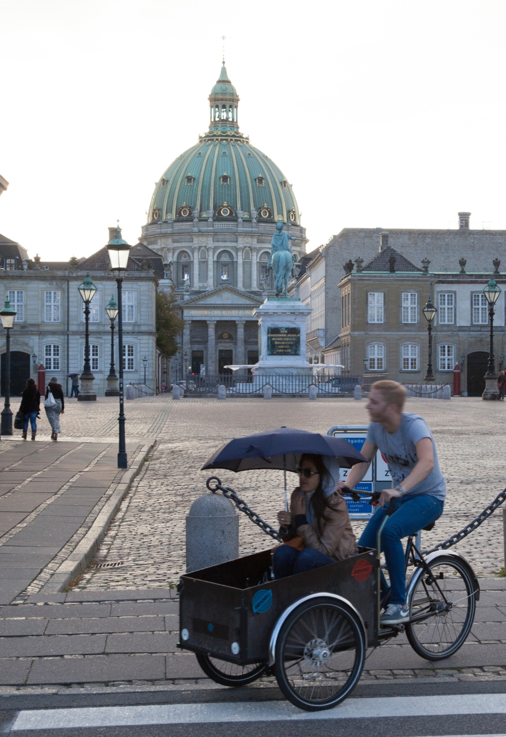 LADCYKEL1_Copenhagen, cargobike in front of Amalienborg Palace_Kim Wyon.jpg